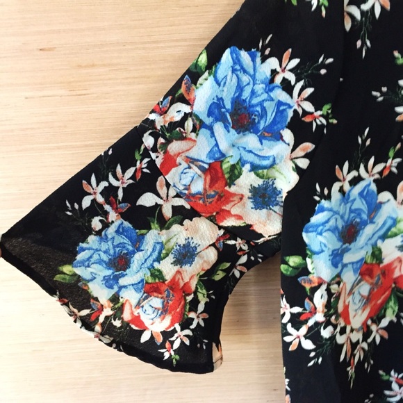 Bonded Floral Cross Over Hi Low Bell Sleeve Top 2X - Picture 3 of 7